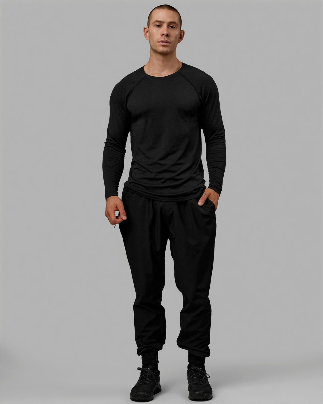 Man wearing AeroFLX+ Seamless Long Sleeve Tee - Black Marl