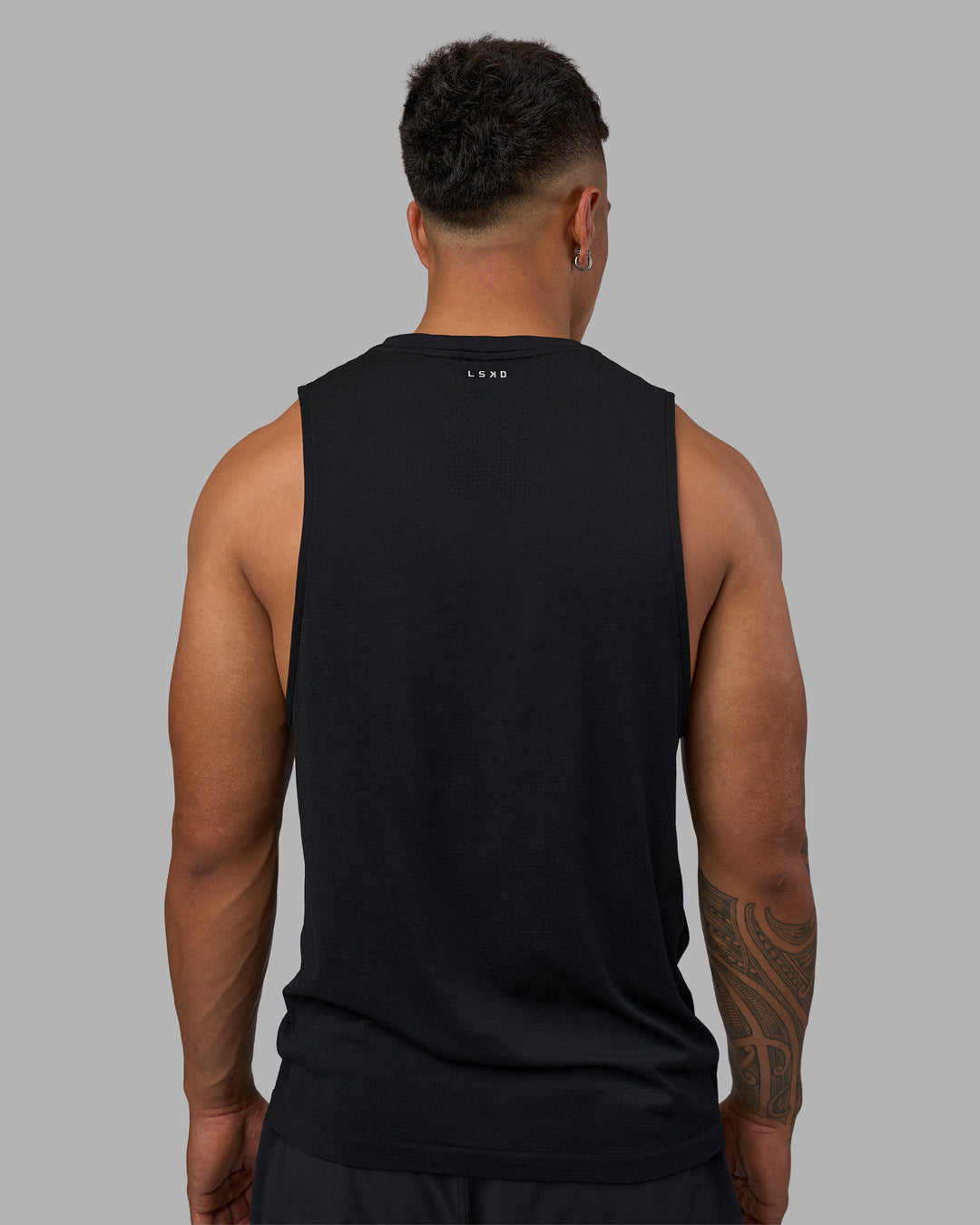 Man wearing AeroFLX+ Seamless Muscle Tank - Black Marl | Model:Daarian | Size:M