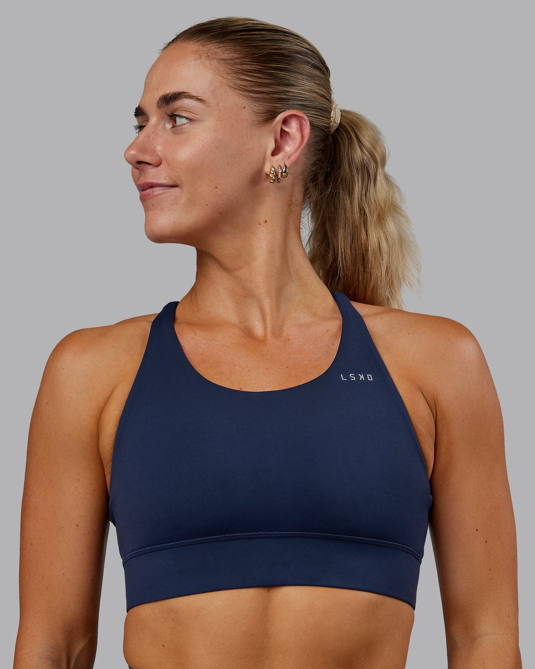 Woman wearing Accelerate Sports Bra in Future Navy | Model:Hannah | Size:S