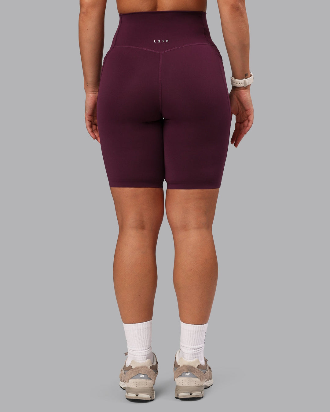 Woman wearing Elixir Ultra High-Rise 9" Short Pockets - Cherry Lacquer