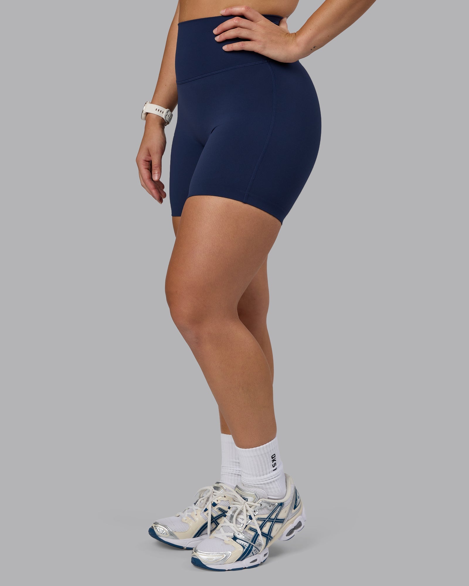 Woman wearing Elixir Ultra High-Rise 6" Short - Future Navy