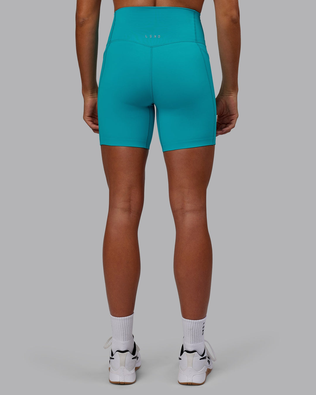 Woman wearing Elixir Ultra High-Rise 6" Short Pockets - Blue Bird