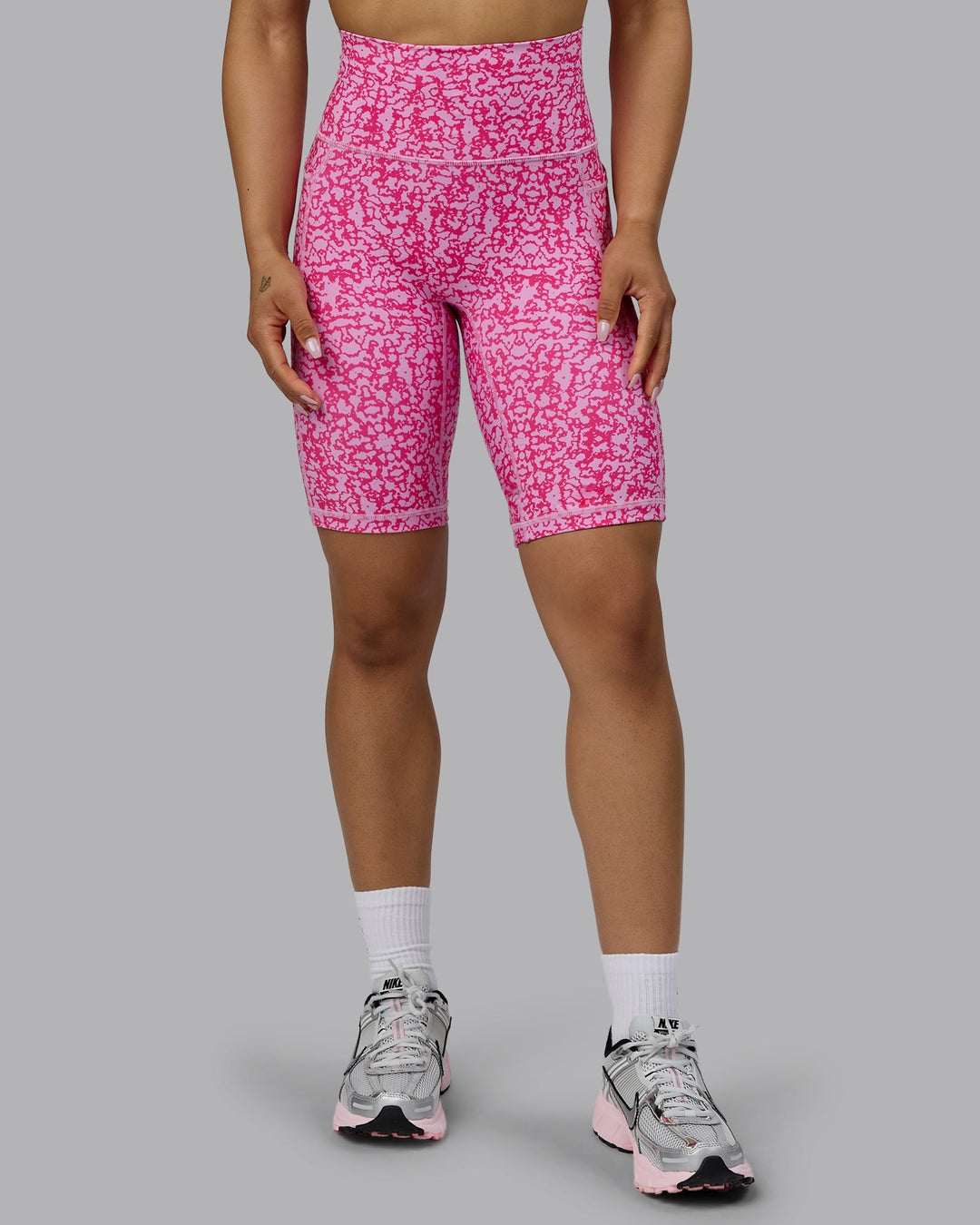 Woman wearing Fusion Ultra High-Rise 9" Short Pockets - Patina-Ultra Pink | Model:Tarnie | Size:S
