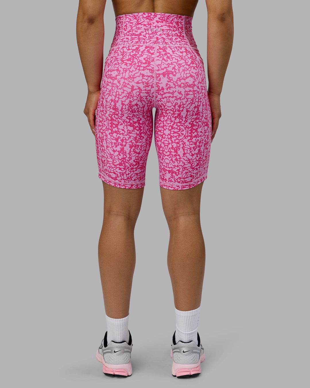 Woman wearing Fusion Ultra High-Rise 9" Short Pockets - Patina-Ultra Pink | Model:Tarnie | Size:S