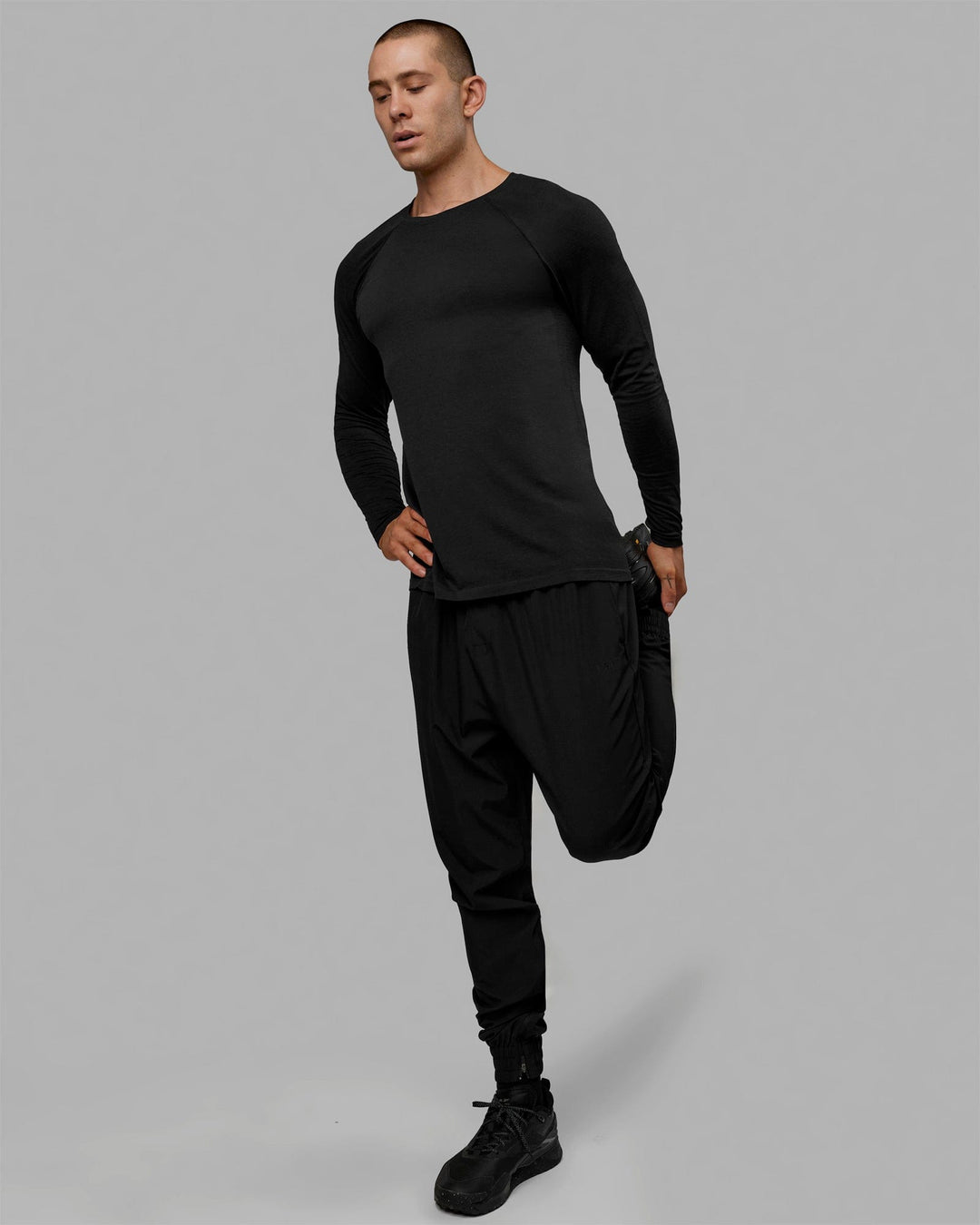 Man wearing AeroFLX+ Seamless Long Sleeve Tee - Black Marl