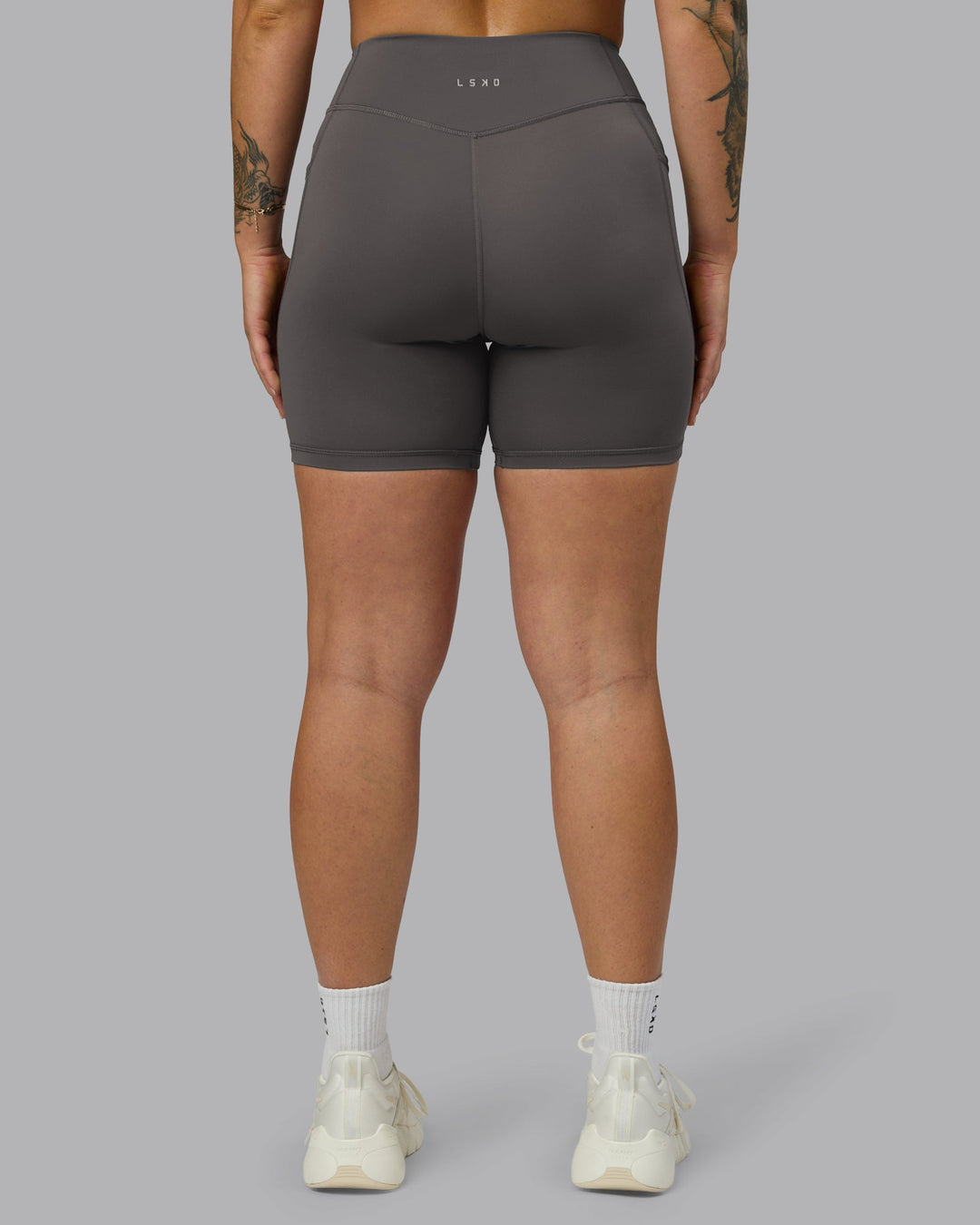 Woman wearing Elite High-Rise 6" Short Pockets - Dark Storm | Model:Robyn | Size:S