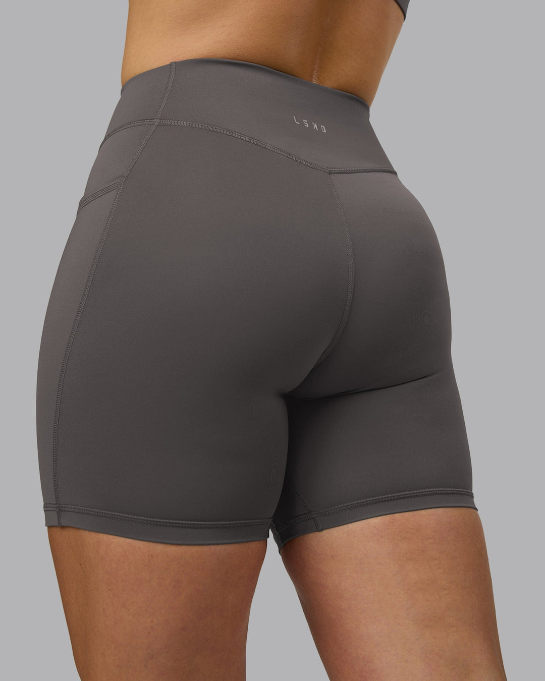Woman wearing Elite High-Rise 6" Short Pockets - Dark Storm | Model:Robyn | Size:S