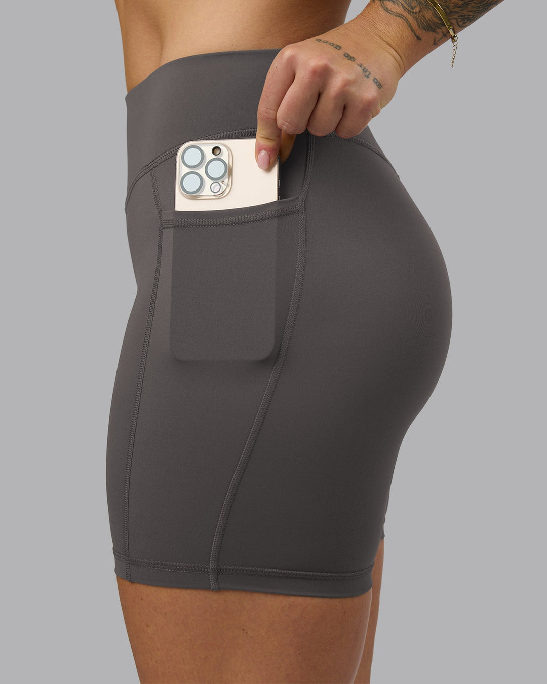 Woman wearing Elite High-Rise 6" Short Pockets - Dark Storm | Model:Robyn | Size:S