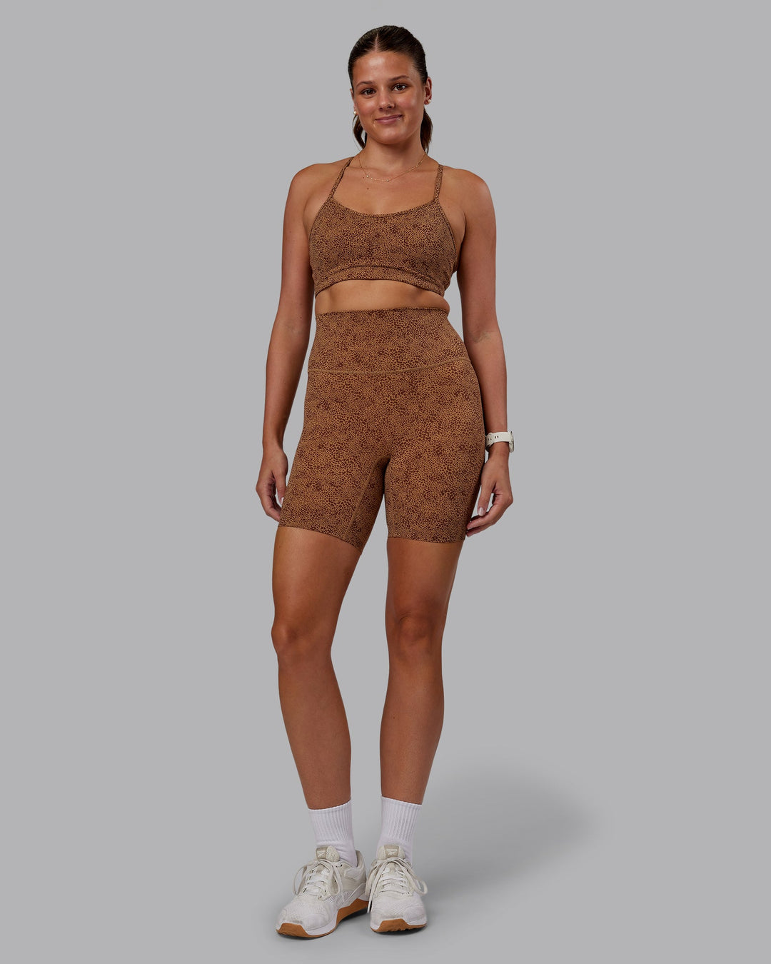 Woman wearing Elixir Ultra High-Rise 6" Short - Caramel Agile Print | Model:Phoebe | Size:S