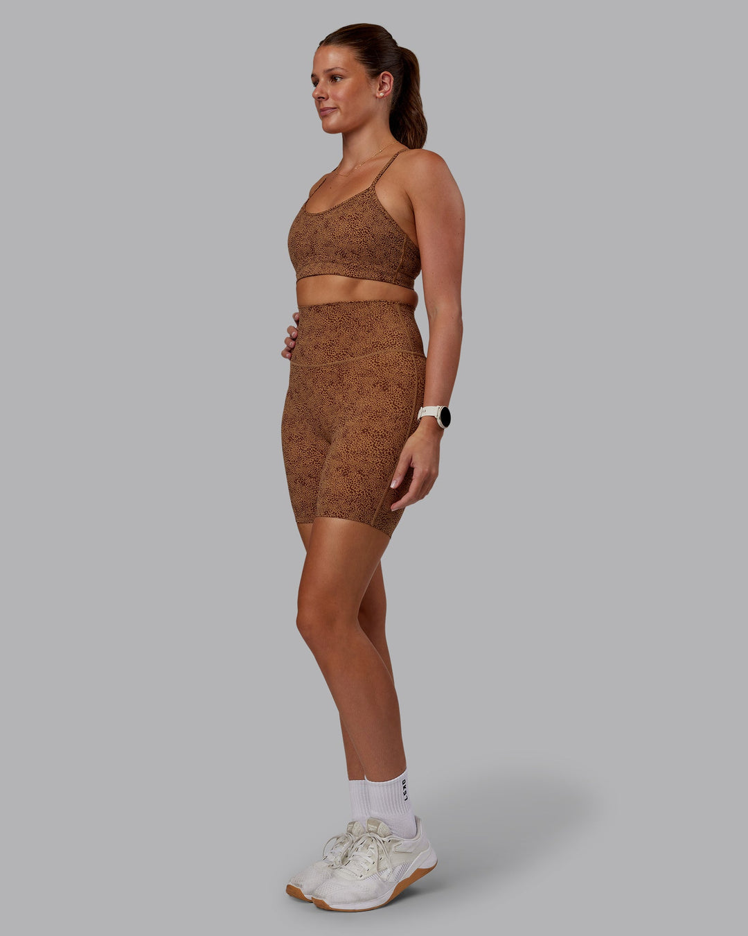 Woman wearing Elixir Ultra High-Rise 6" Short - Caramel Agile Print | Model:Phoebe | Size:S