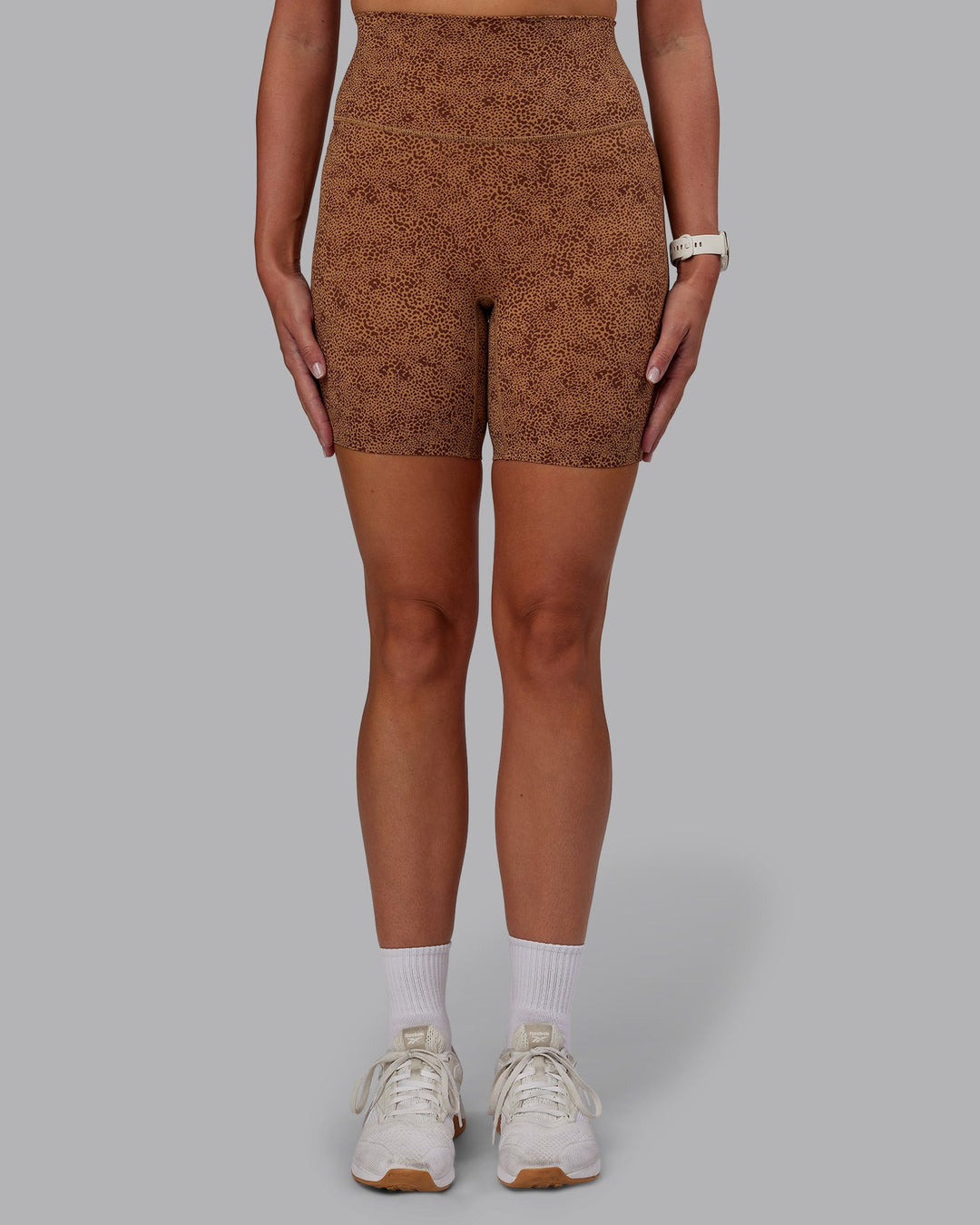 Woman wearing Elixir Ultra High-Rise 6" Short - Caramel Agile Print | Model:Phoebe | Size:S