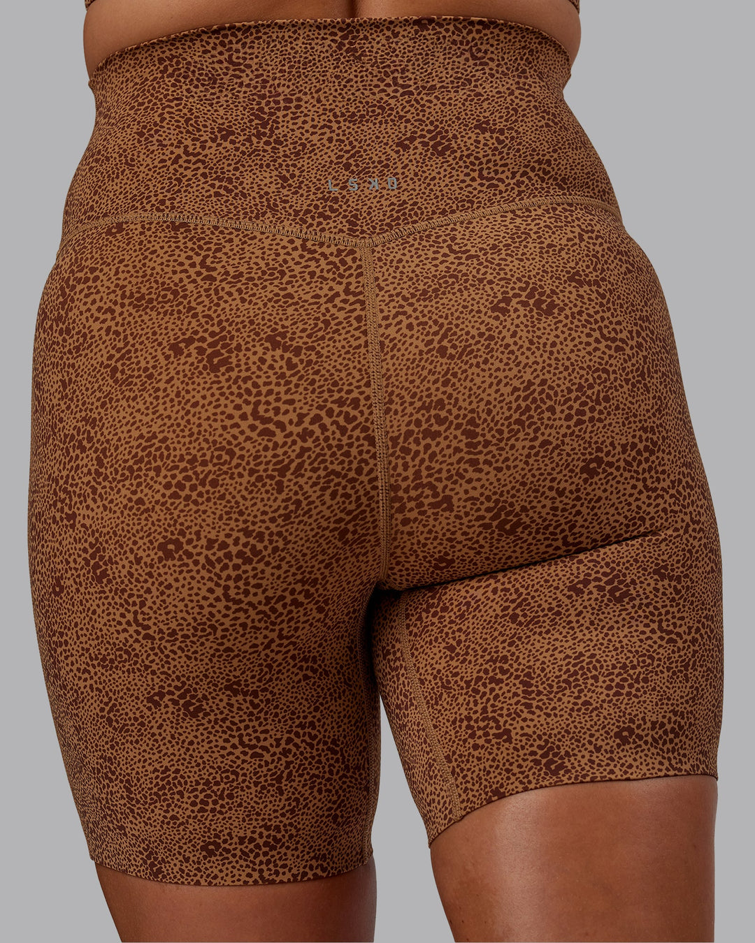 Woman wearing Elixir Ultra High-Rise 6" Short - Caramel Agile Print | Model:Phoebe | Size:S