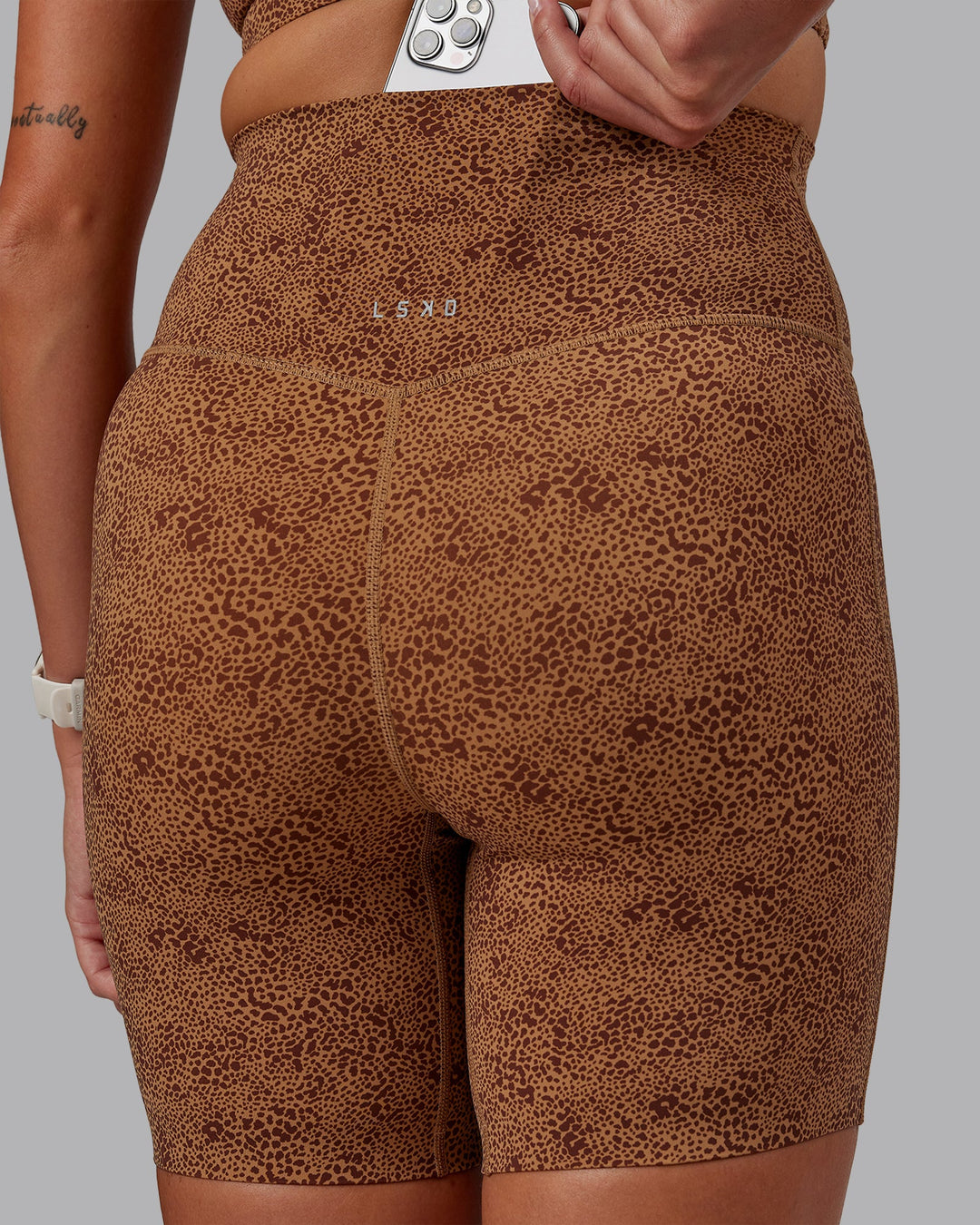 Woman wearing Elixir Ultra High-Rise 6" Short - Caramel Agile Print | Model:Phoebe | Size:S
