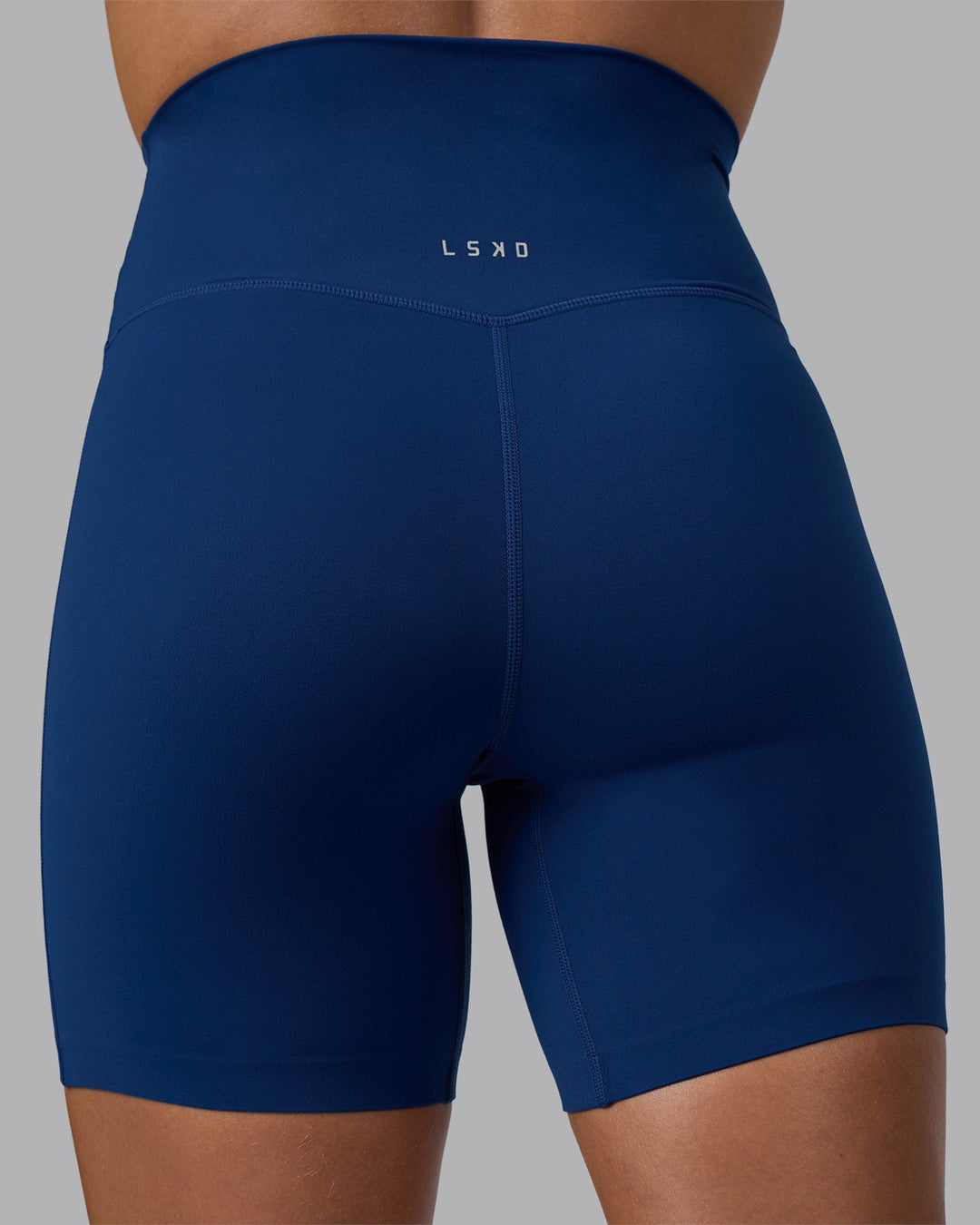 Woman wearing Elixir Ultra High-Rise 6" Short - Midnight Blue | Moddel:Katie | Size:S