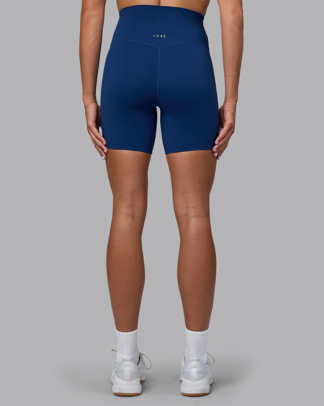 Woman wearing Elixir Ultra High-Rise 6" Short - Midnight Blue | Moddel:Katie | Size:S