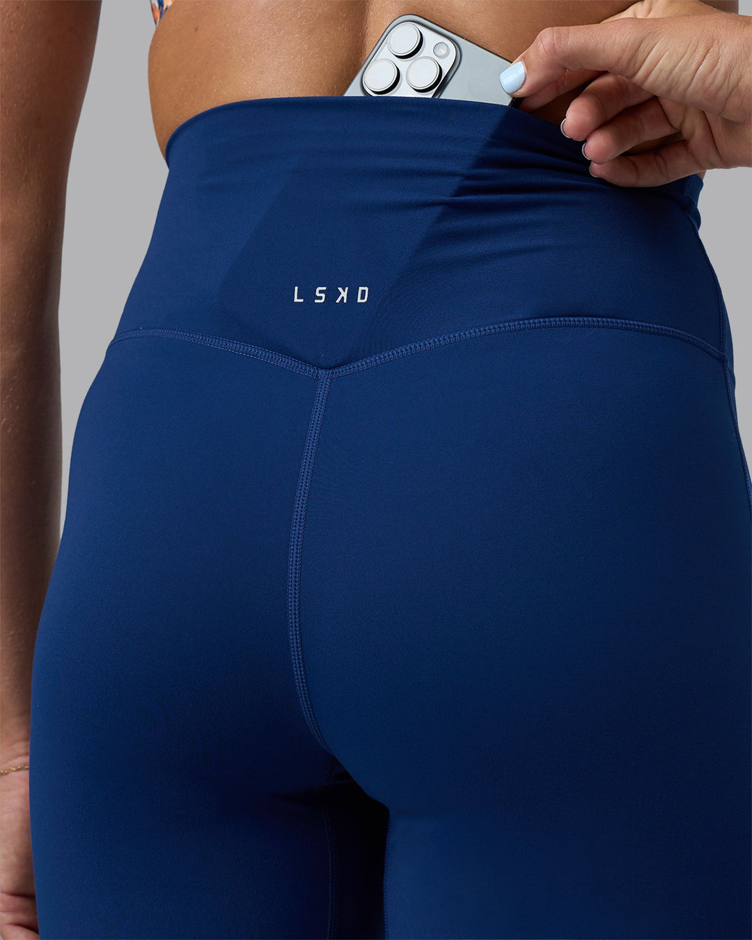 Woman wearing Elixir Ultra High-Rise 6" Short - Midnight Blue | Moddel:Katie | Size:S