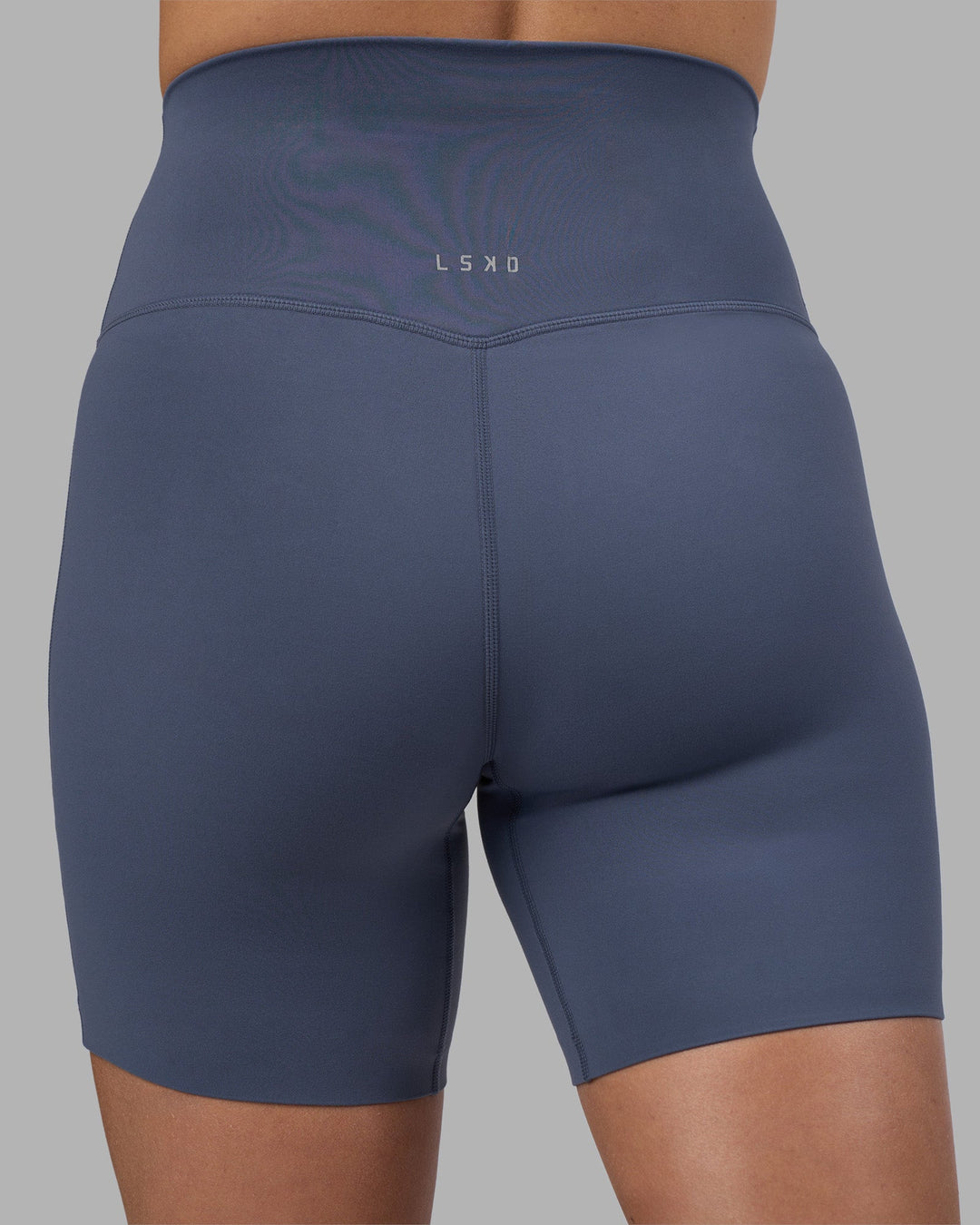 Woman wearing Elixir Ultra High-Rise 6" Short - Night Shadow | Model:Phoebe | Size:S