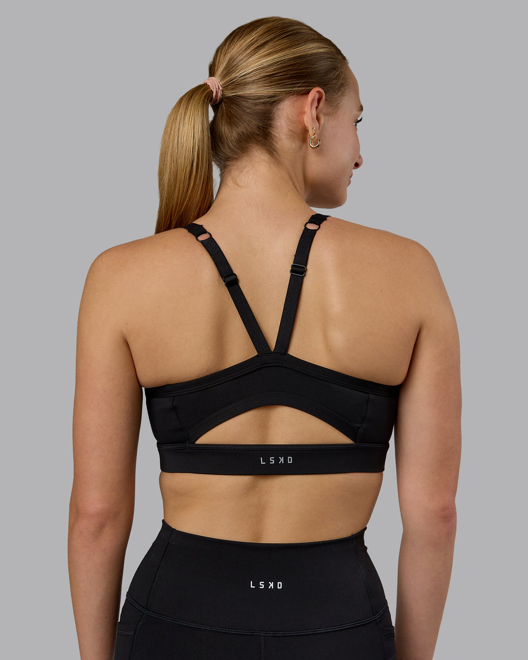Woman wearing Momentum Sports Bra D/DD/E - Black | Model:Lillie | Size:S
