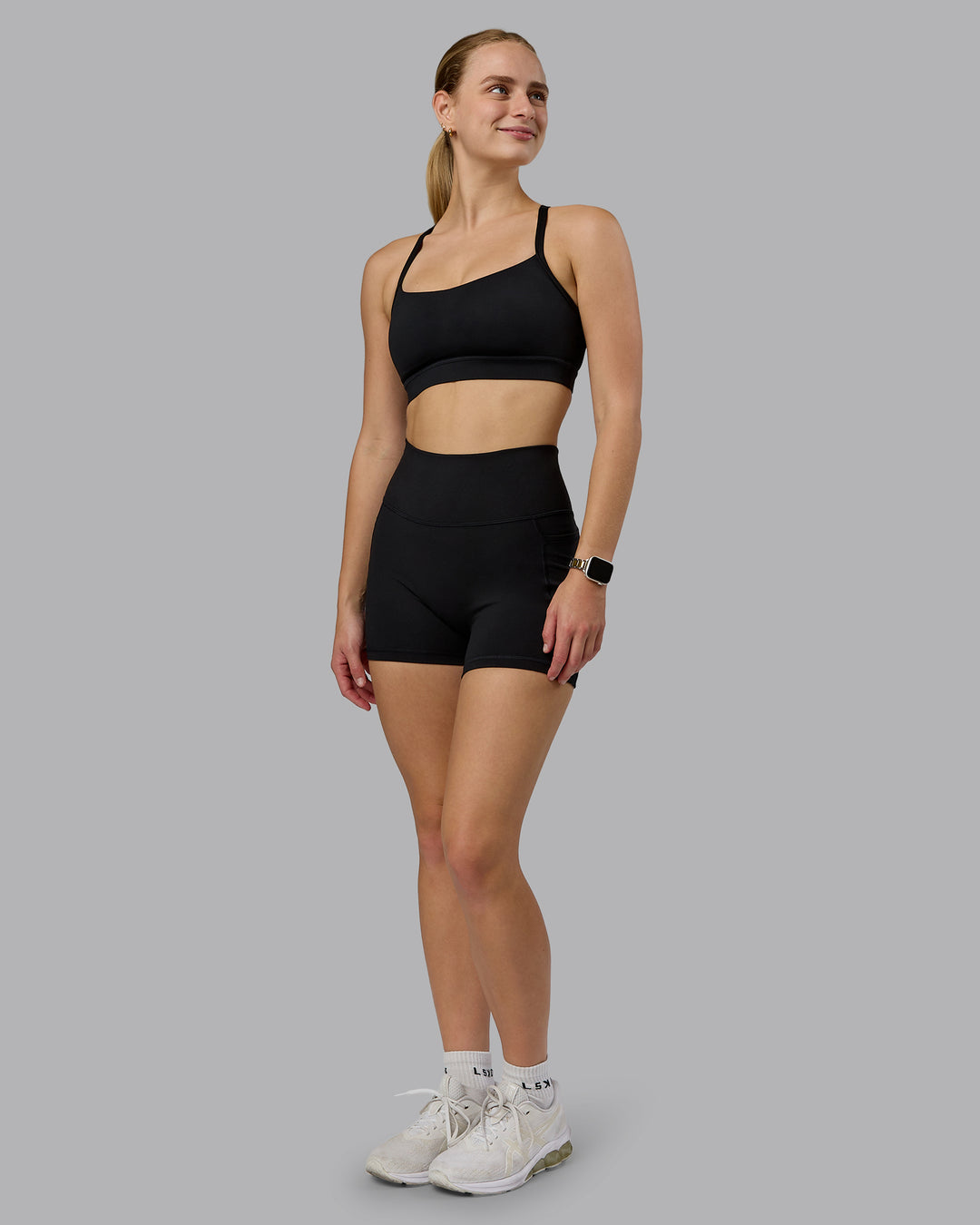 Woman wearing Momentum Sports Bra D/DD/E - Black | Model:Lillie | Size:S