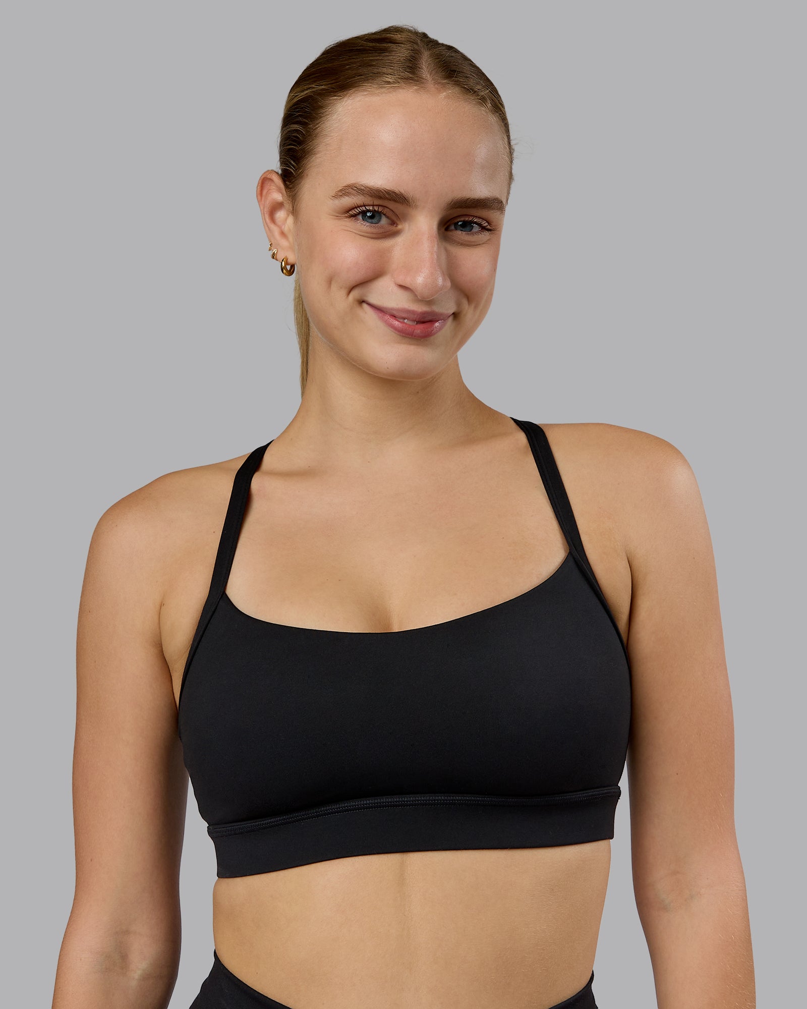 Woman wearing Momentum Sports Bra D/DD/E - Black | Model:Lillie | Size:S