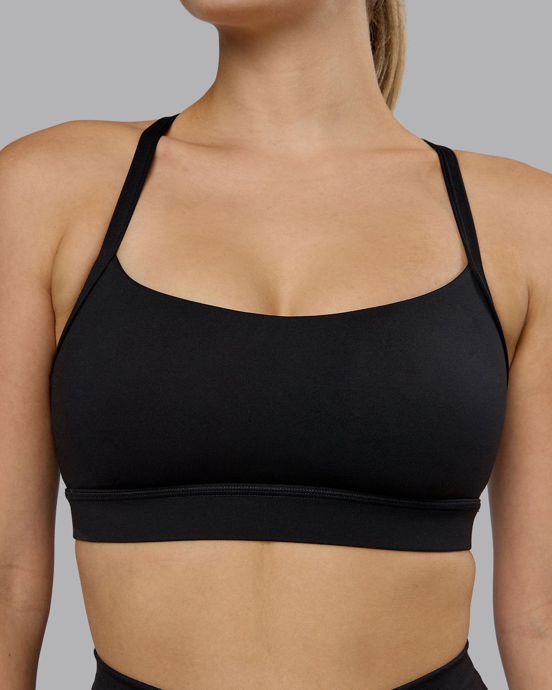 Woman wearing Momentum Sports Bra D/DD/E - Black | Model:Lillie | Size:S
