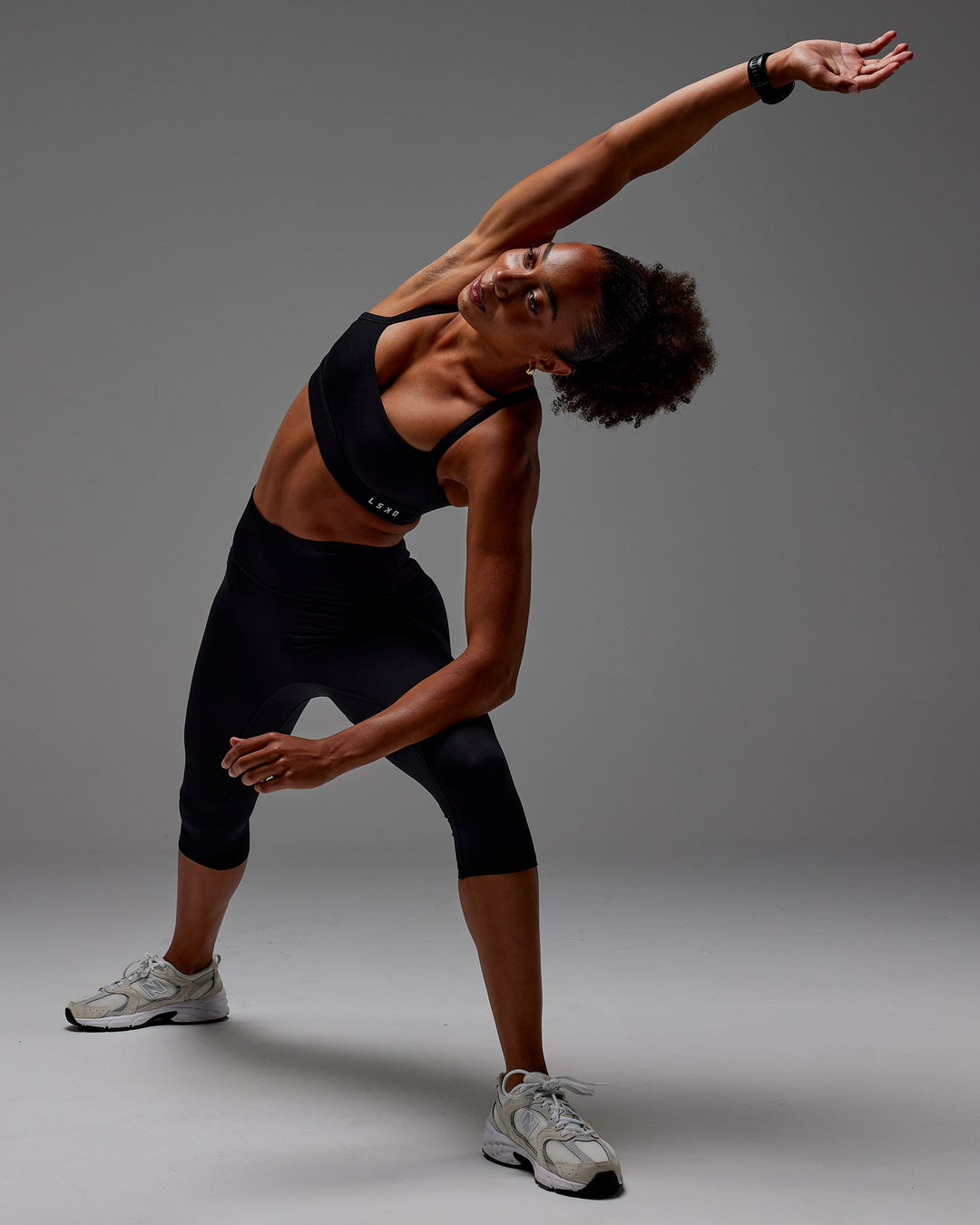 Woman wearing Fusion Ultra High-Rise 3/4 Legging Pockets - Black | Model:Txai | Size:XS