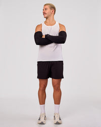 Man wearing Pace Run Sleeves - Black | Thumbnail Index: 7