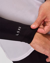 Man wearing Pace Run Sleeves - Black | Thumbnail Index: 10