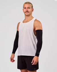 Man wearing Pace Run Sleeves - Black | Thumbnail Index: 5