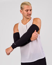 Man wearing Pace Run Sleeves - Black | Thumbnail Index: 2