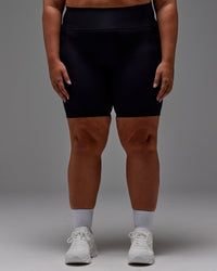 Woman wearing Fusion Ultra High-Rise 9" Short Pockets - Black | Model:Jordie | Size:2XL