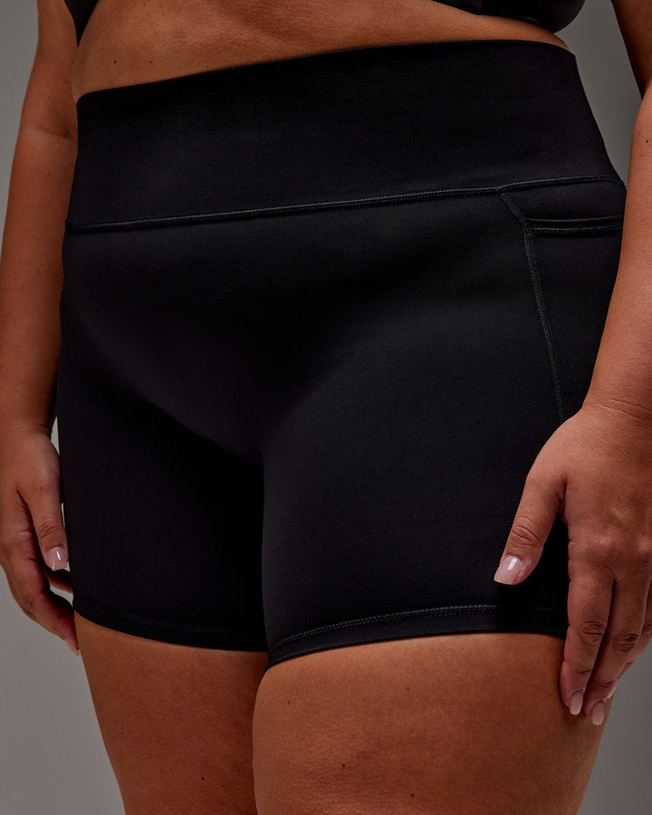 Woman wearing Fusion Mid Short Tight With Pockets in Black | Size:2XL
