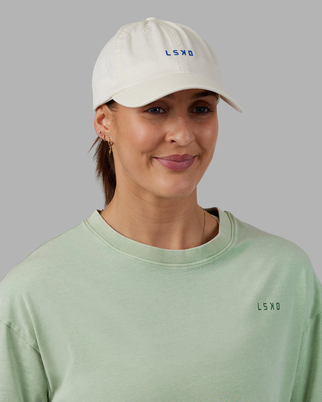 Woman wearing Abs Go-To Cap - Vaporous Gray