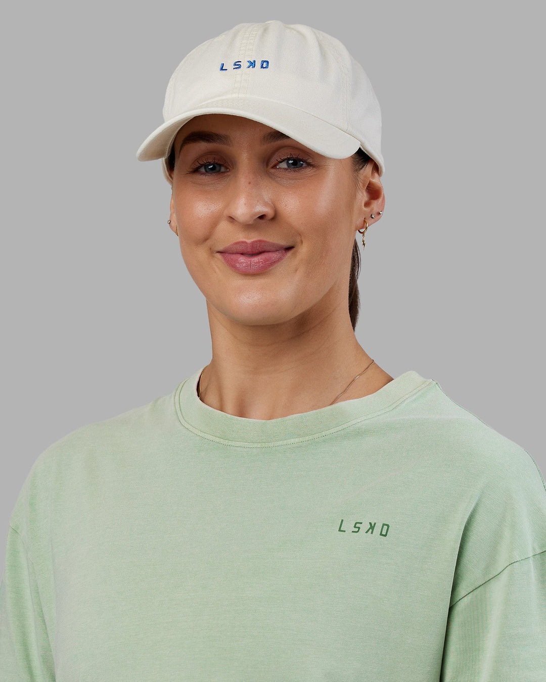 Woman wearing Abs Go-To Cap - Vaporous Gray