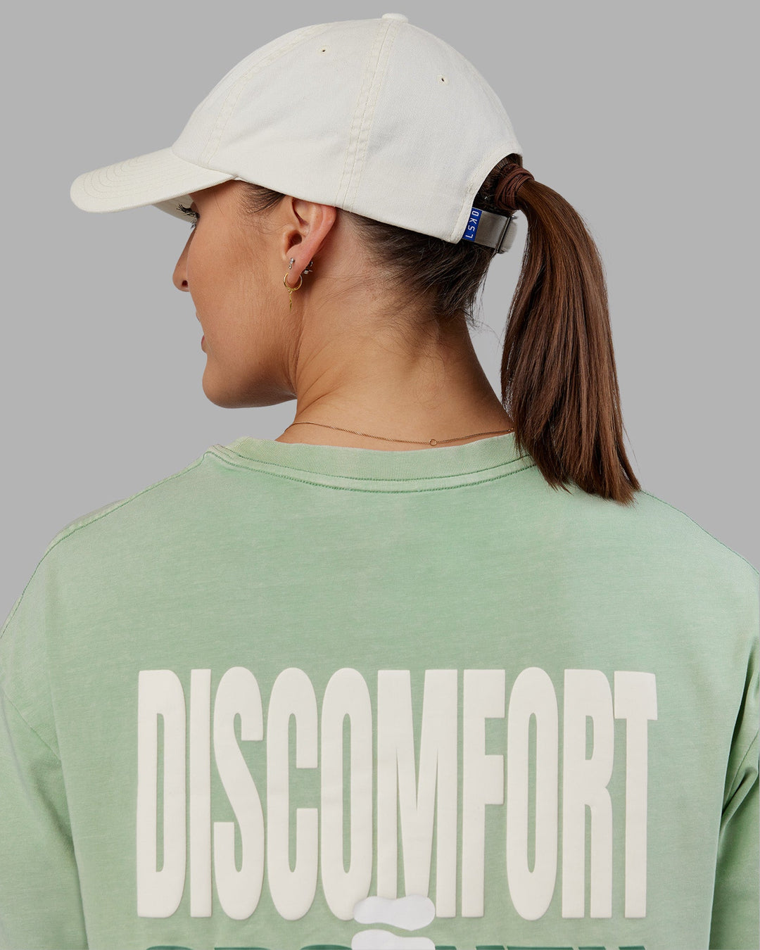 Woman wearing Abs Go-To Cap - Vaporous Gray