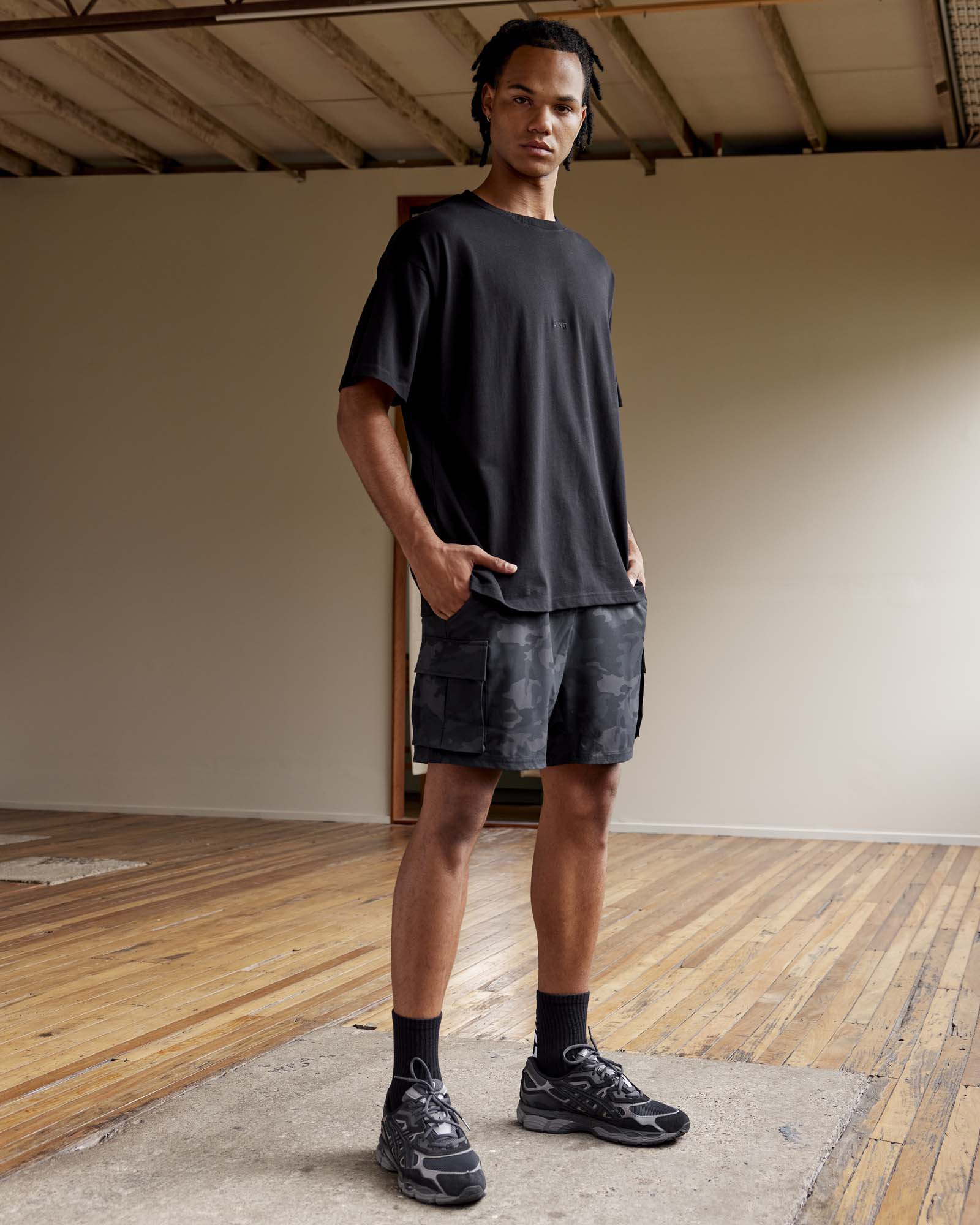 Man wearing MVP Heavyweight Tee Oversize - Black