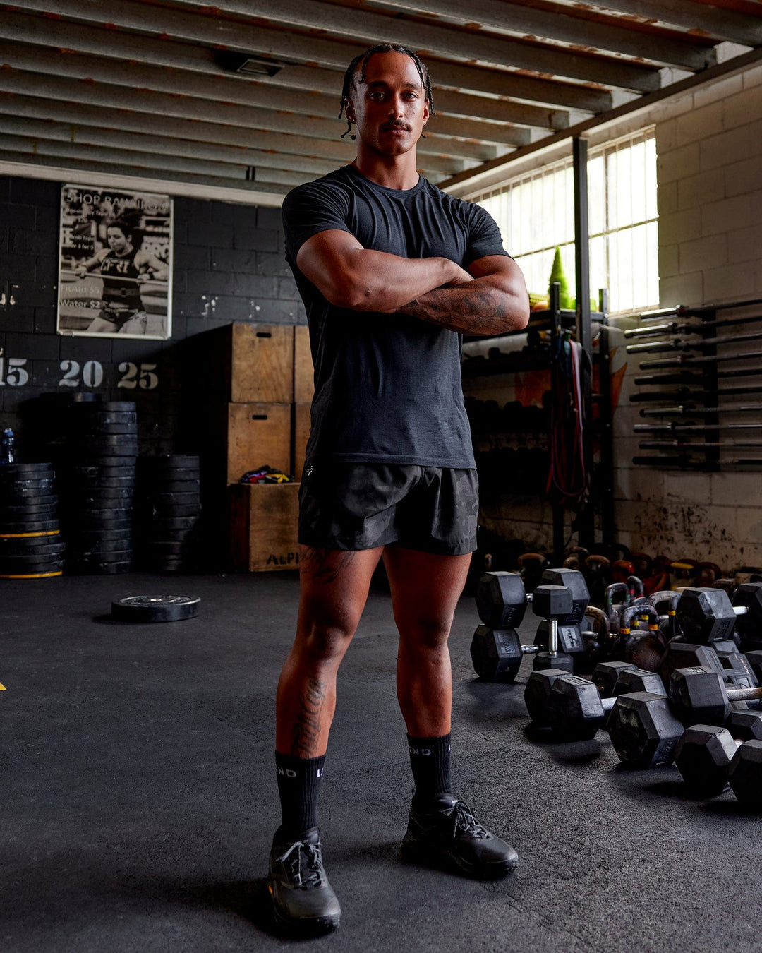 Man wearing AeroFLX+ Seamless Tee - Black Marl