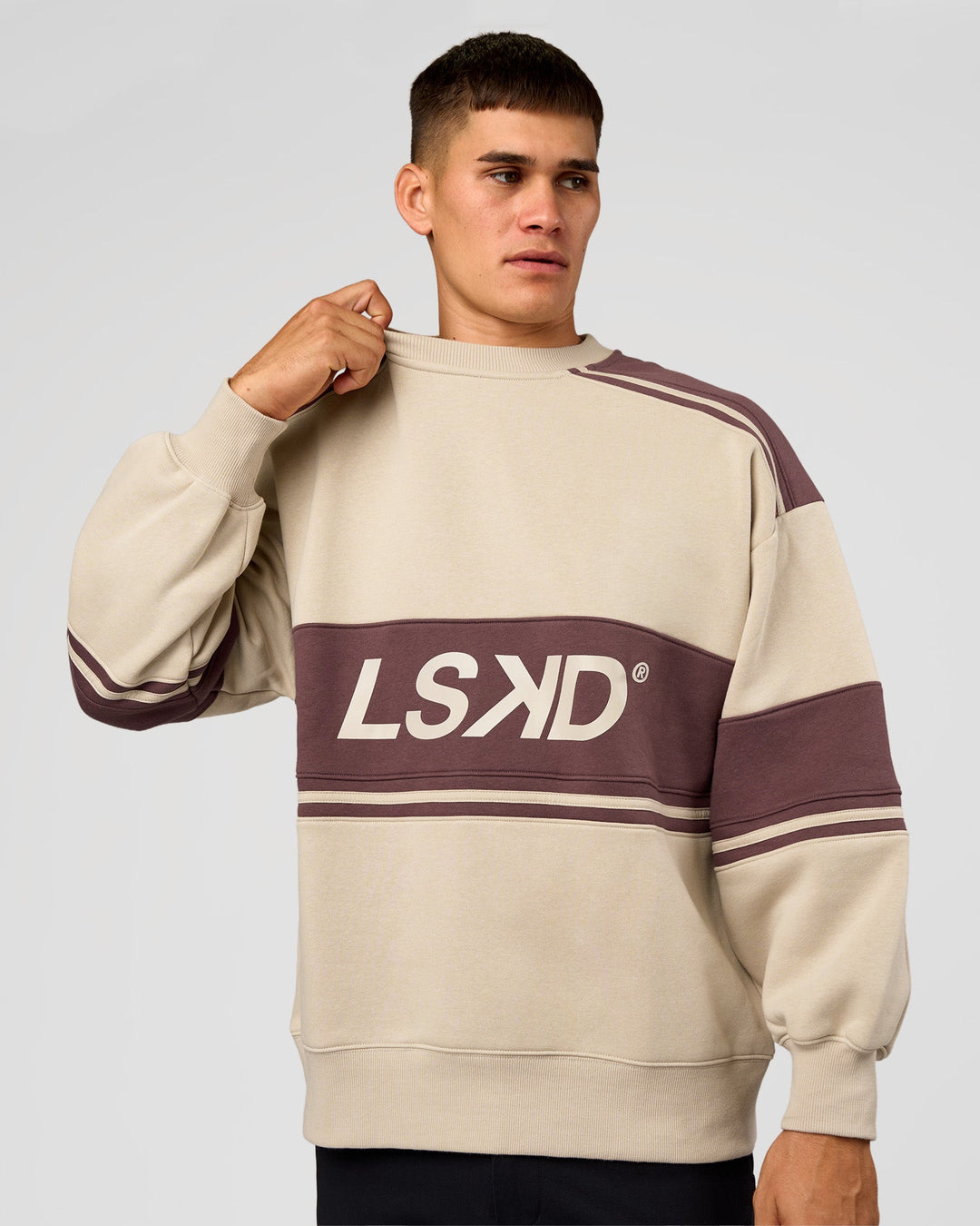 Man wearing A-Team Sweater Oversize - Shale Beige-Cocoa Powder | Model:Jackson | Size:L