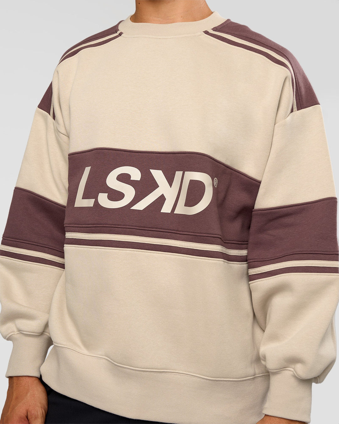 Man wearing A-Team Sweater Oversize - Shale Beige-Cocoa Powder | Model:Jackson | Size:L