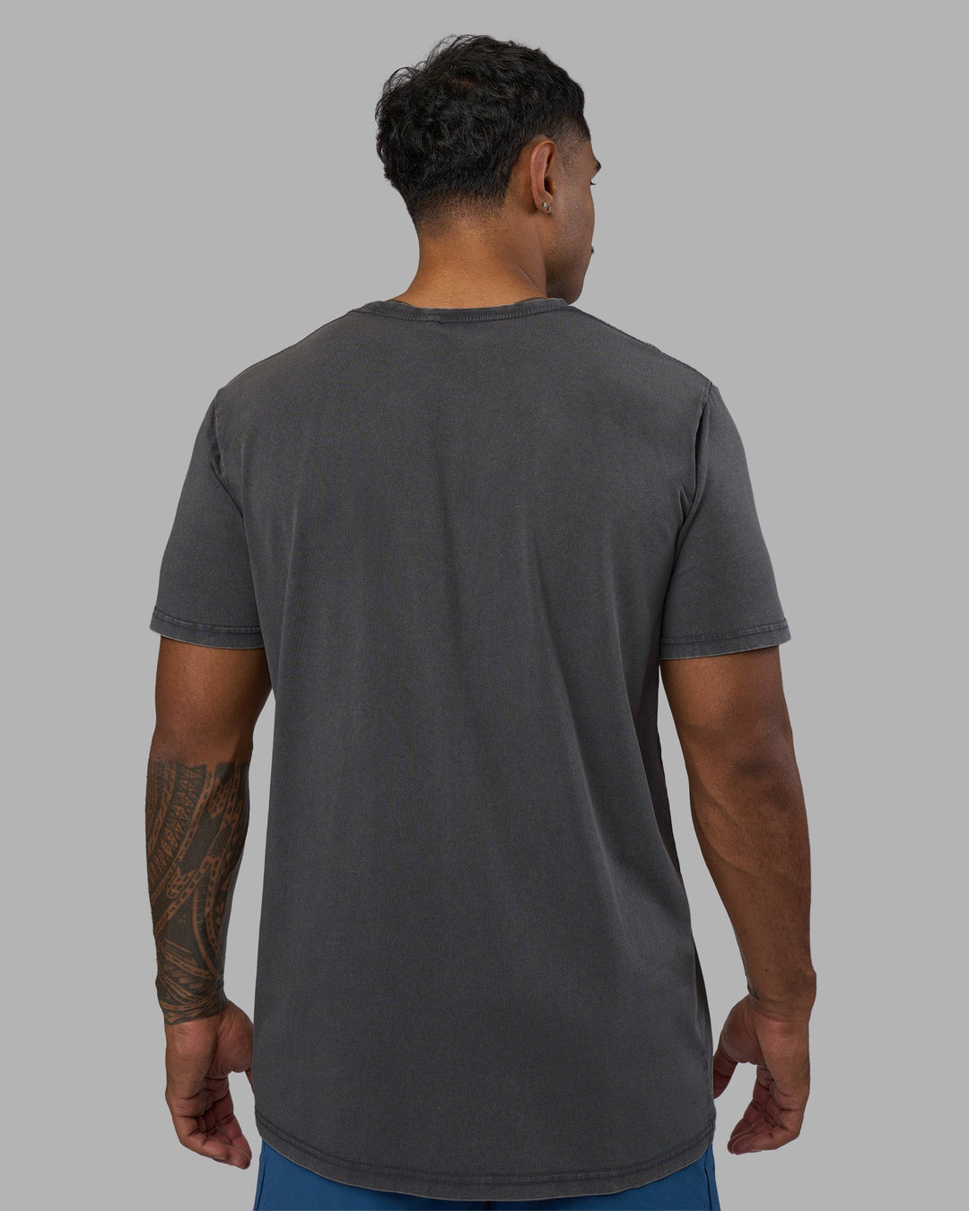 Man wearing Base FLXCotton Tee - Dark Storm Washed| Model:Xav | Size:L
