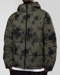 Man wearing Base Puffer Jacket - Camo Washed Walnut Grey | Model:Okello | Size:L