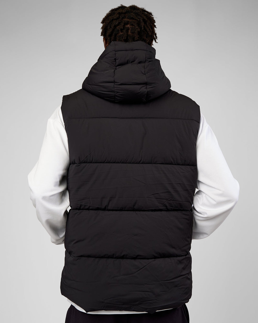 Man wearing Base Puffer Vest - Black | Model:Okello | Size:L