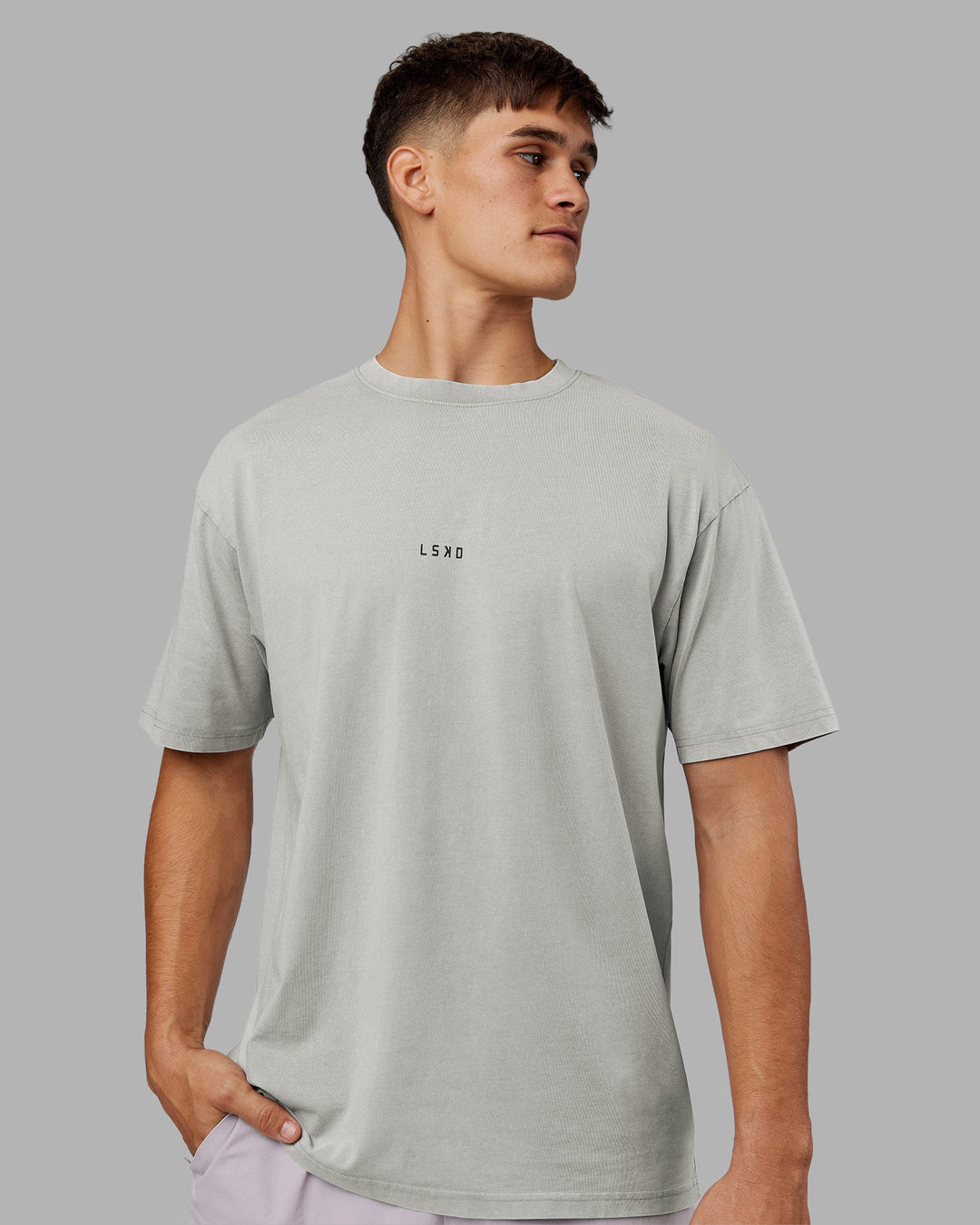Man wearing Be Yourself FLXCotton Tee Oversize - Circular Grey Washed-Violet | Model:Jackson | Size:L