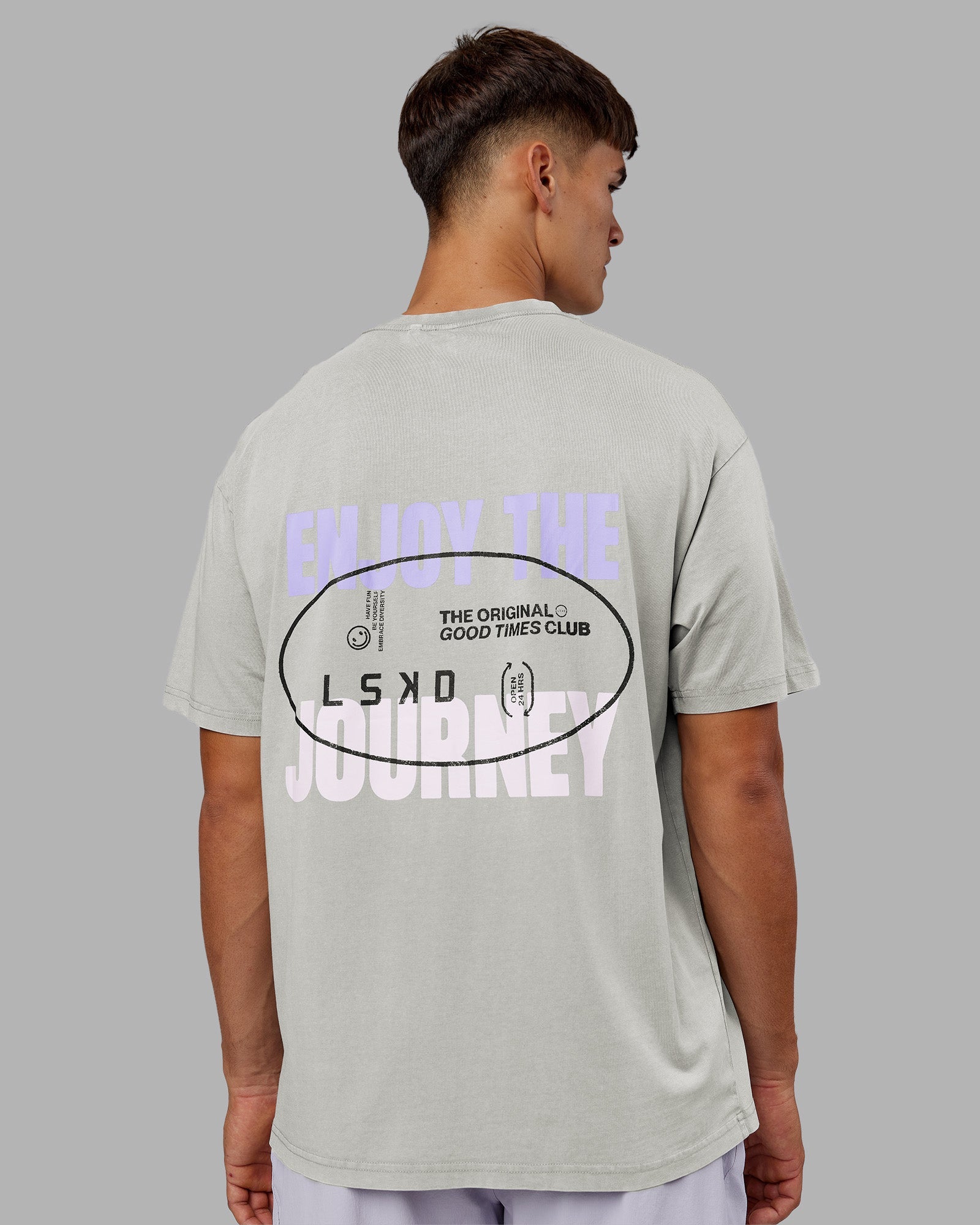 Man wearing Be Yourself FLXCotton Tee Oversize - Circular Grey Washed-Violet | Model:Jackson | Size:L