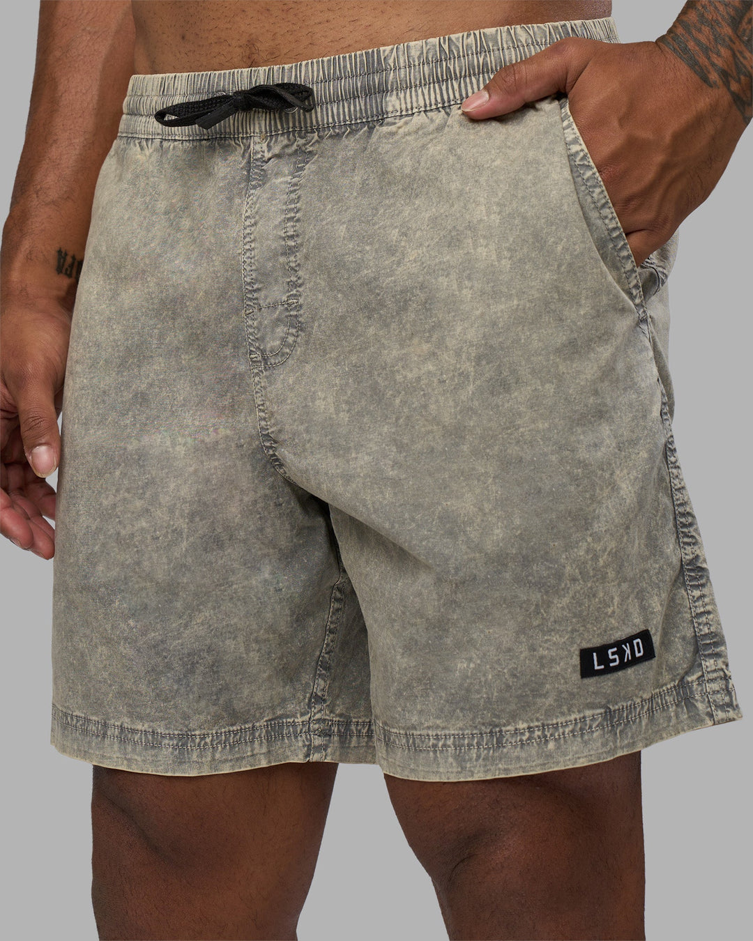 Man wearing Daily Short Pigment 7&quot; - Pigment Slate | Model:Xav | Size:L