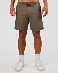 Man wearing Daily 7" Short - Walnut Grey | Model:Marcus | Size:L