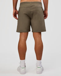 Man wearing Daily 7" Short - Walnut Grey | Model:Marcus | Size:L