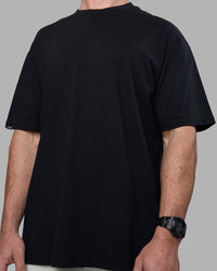 Man wearing Easy FLXCotton Tee Oversize - Black | Model:Adam | Size:L