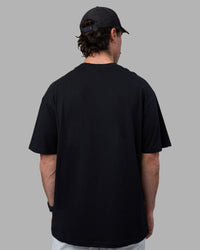 Man wearing Easy FLXCotton Tee Oversize - Black | Model:Adam | Size:L