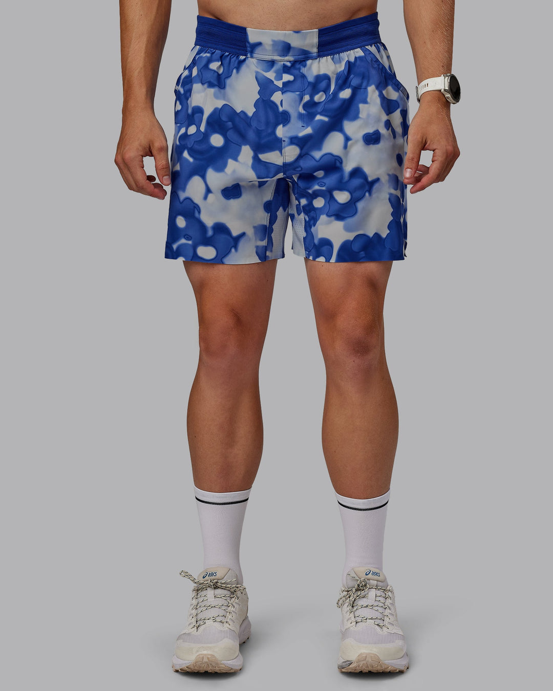 Man wearing Grand Slam 6&quot; Shorts in Wildflower Midnight Blue | Size:L